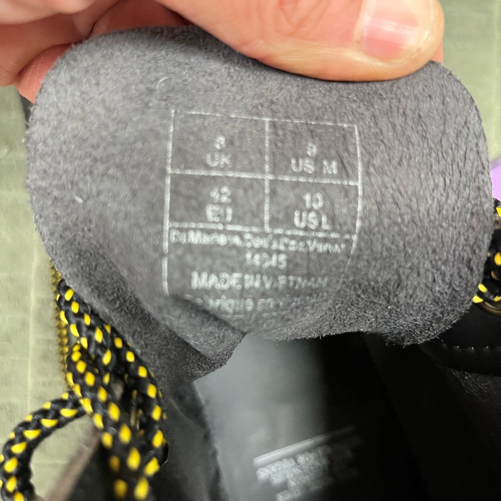 Men’s Dr. Martens Smooth Vegan Leather 8 Eyelet Boots Size 9 - Black - Picture 8 of 8